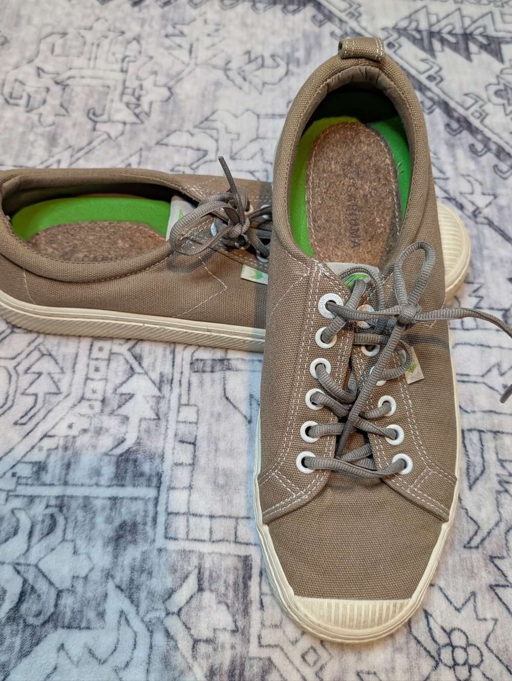 Ccariuma Unisex OCA Low Sneakers Mens Size.9.5 Women's Size 11